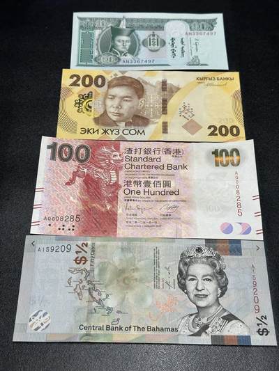 《外钞收藏家》第五百六十一期（精选优质、热门评级币）（本平台长期征集拍品、欢迎藏友们联系合作） - 吉尔吉斯斯坦AA冠200索姆、渣打港币100无47千位号、无47 A冠巴哈马1/2等四张一起 全新UNC