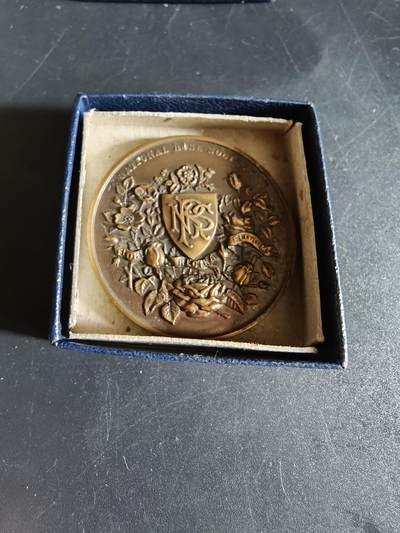 老王徽章第145期 - 英国国家玫瑰协会大铜章   原盒    直径41mm   重量31.6g