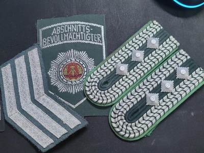 荷兰第125期勋赏拍卖 - 民主德国内务部边防人民警察二级准尉礼服配饰套装