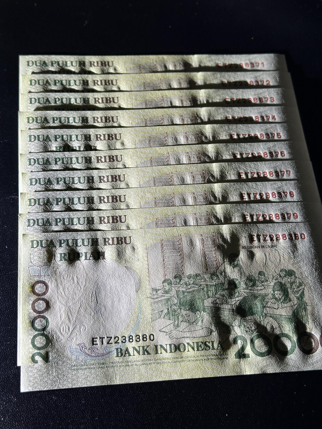 《外钞收藏家》第五百六十一期（精选优质、热门评级币）（本平台长期征集拍品、欢迎藏友们联系合作） 印度尼西亚98年2万卢比10张连号（大部分全程无4）	UNC