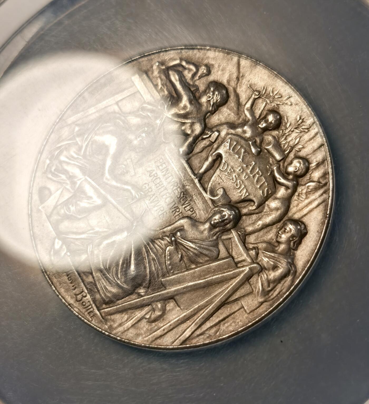 “ 秋敛珍章，方寸留辉” 甄臻铺-秋季小精品场世界币章拍卖（第31期），送拍享返佣金等优惠多多 NGC-MS63 1895年法国装饰艺术委员会银章，57mm大版，正面是艺术女神图案，背面是艺术学院主题，品相完好，银光漂亮。