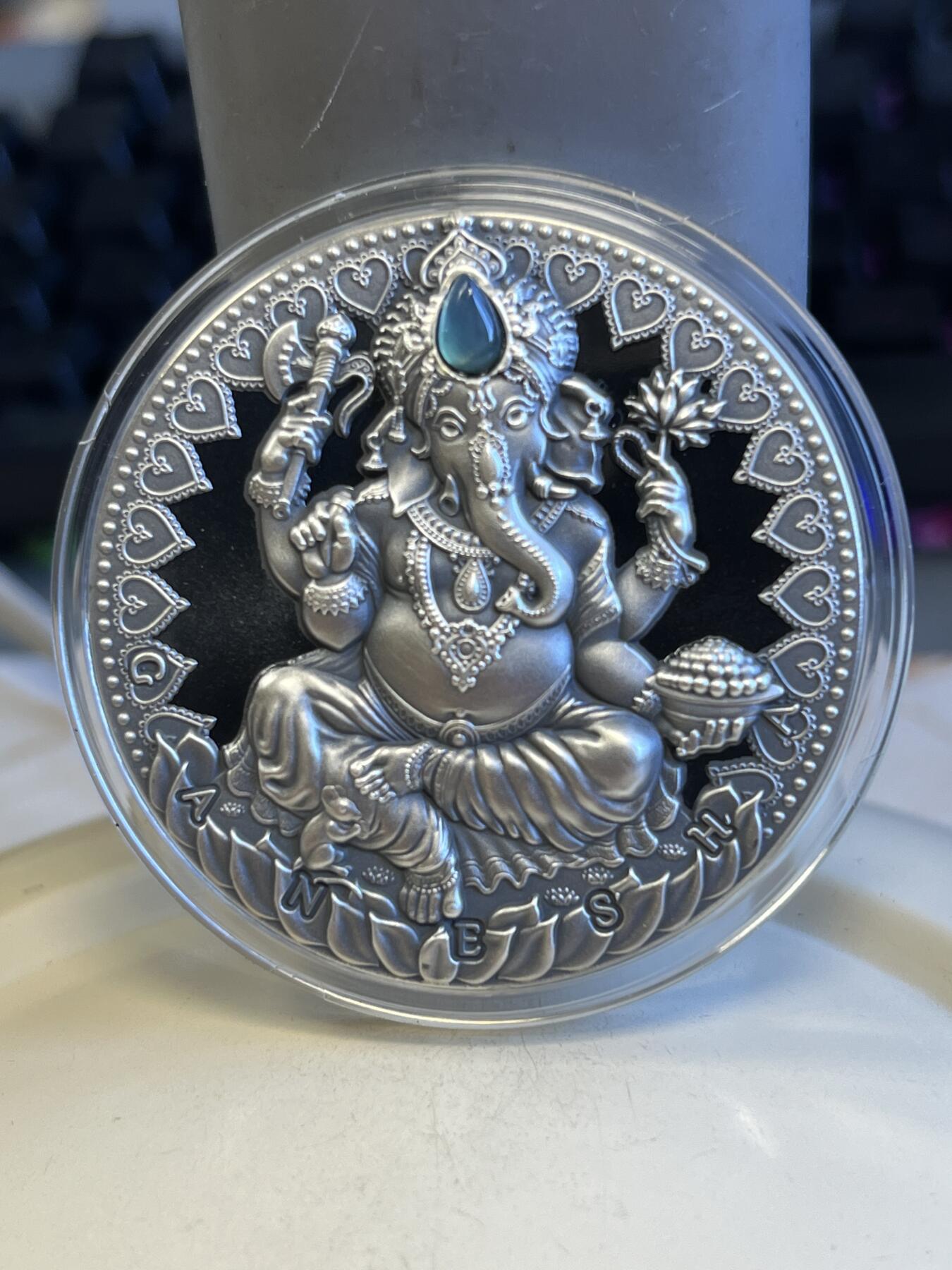 第173期拍卖【长期征集拍品】 喀麦隆2019世界文化系列2象鼻神2盎司高浮雕镶嵌银币，999银，发行500枚