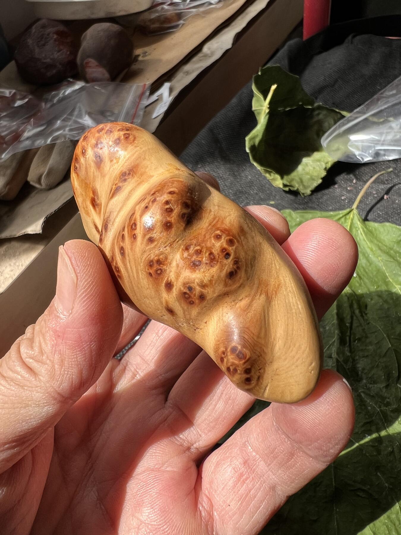 零元拍：崖柏瘤花随型手把件，十年前的存货了，油性极大。因为没有盘玩过，里面的油脂都渗出来了，收到后切记一定戴手套盘玩