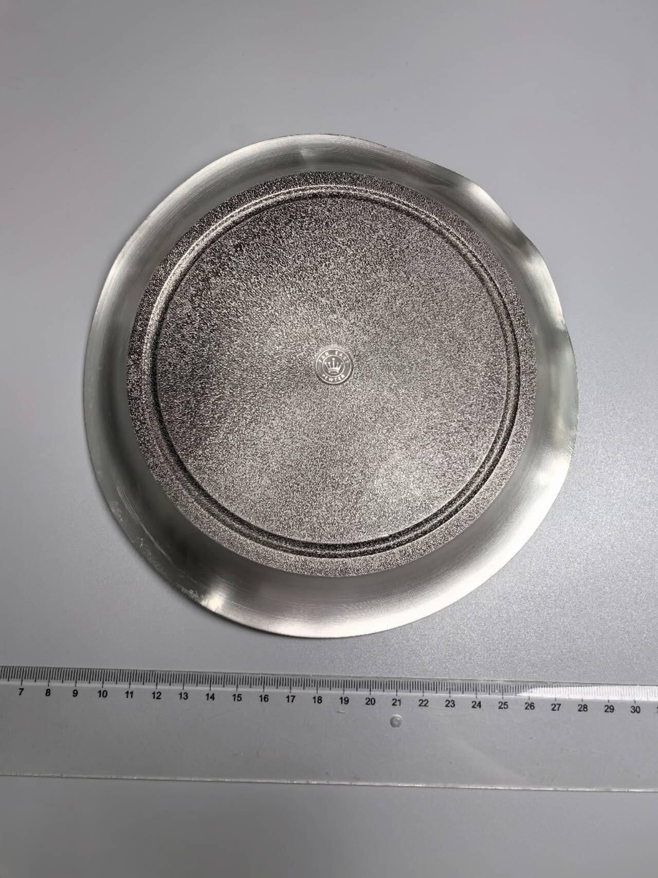 小驴勋章奖章收藏8月30日星期六晚18点拍卖（有偿代拍，送拍规则在简介最后，参拍须阅读规则后再参拍，关系到运费包装发货时效真假辨别等关键信息，店主微信码在最后一拍品） 远东锡器制作大锡盘一个，有点变形