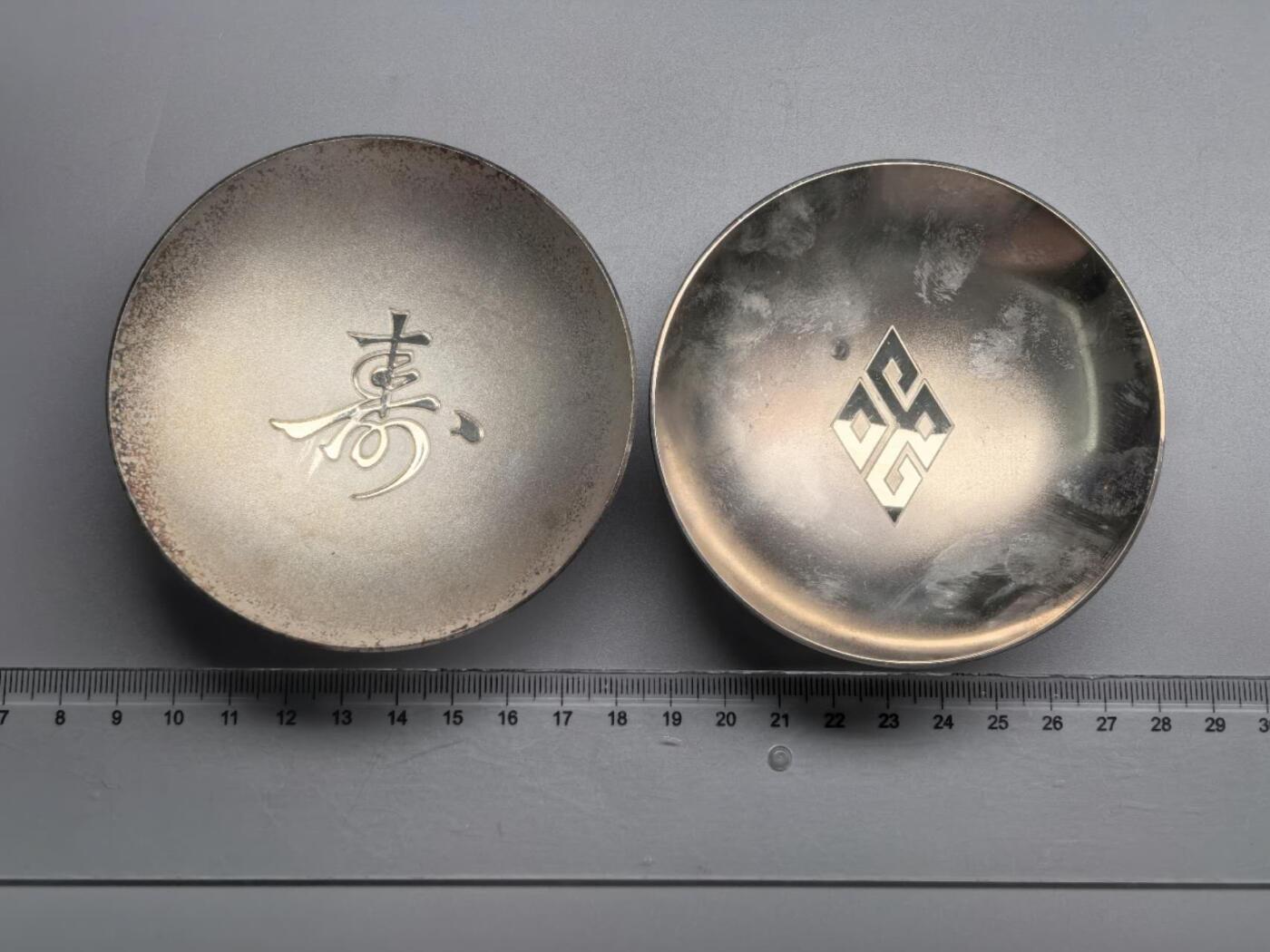 小驴勋章奖章收藏8月30日星期六晚18点拍卖（有偿代拍，送拍规则在简介最后，参拍须阅读规则后再参拍，关系到运费包装发货时效真假辨别等关键信息，店主微信码在最后一拍品） 日本纪念金属酒杯一对，背打洋银