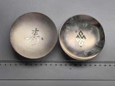 小驴勋章奖章收藏8月30日星期六晚18点拍卖（有偿代拍，送拍规则在简介最后，参拍须阅读规则后再参拍，关系到运费包装发货时效真假辨别等关键信息，店主微信码在最后一拍品） - 日本纪念金属酒杯一对，背打洋银