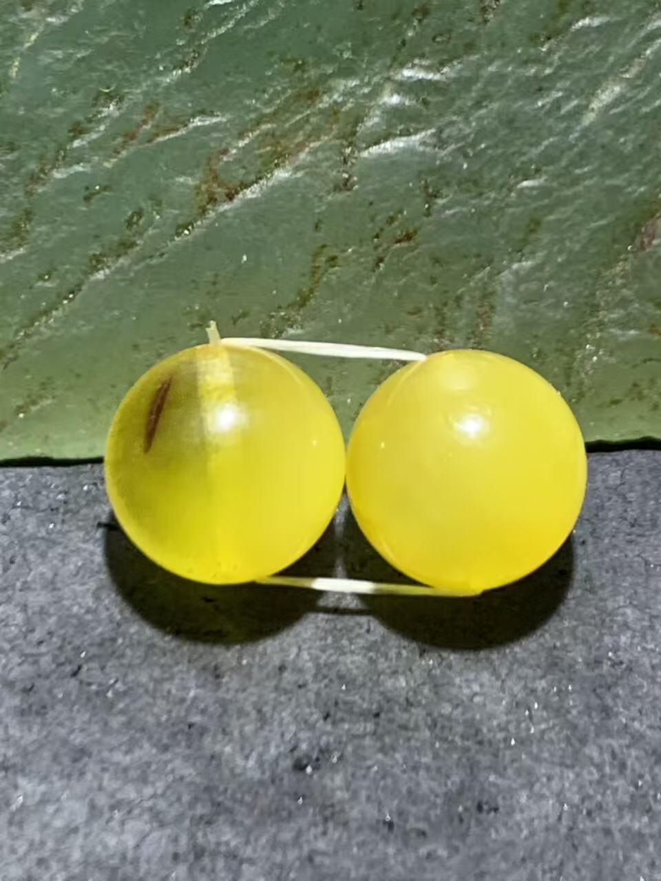 天然乌克兰原矿蜜蜡圆珠一对，。