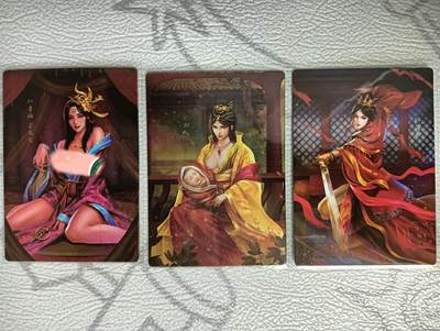 花开卡拍第36期（8月31号周日截拍，品控勿拍!!!拍品不寄存，运费5元，自制卡难免瑕疵，可能存在轻微撞角爆边等出厂瑕疵，品控介意勿拍！） - 新绣卡牌 甘夫人+孙尚香+孙鲁班 粗闪 ，孙鲁班腿上有出厂闪痕