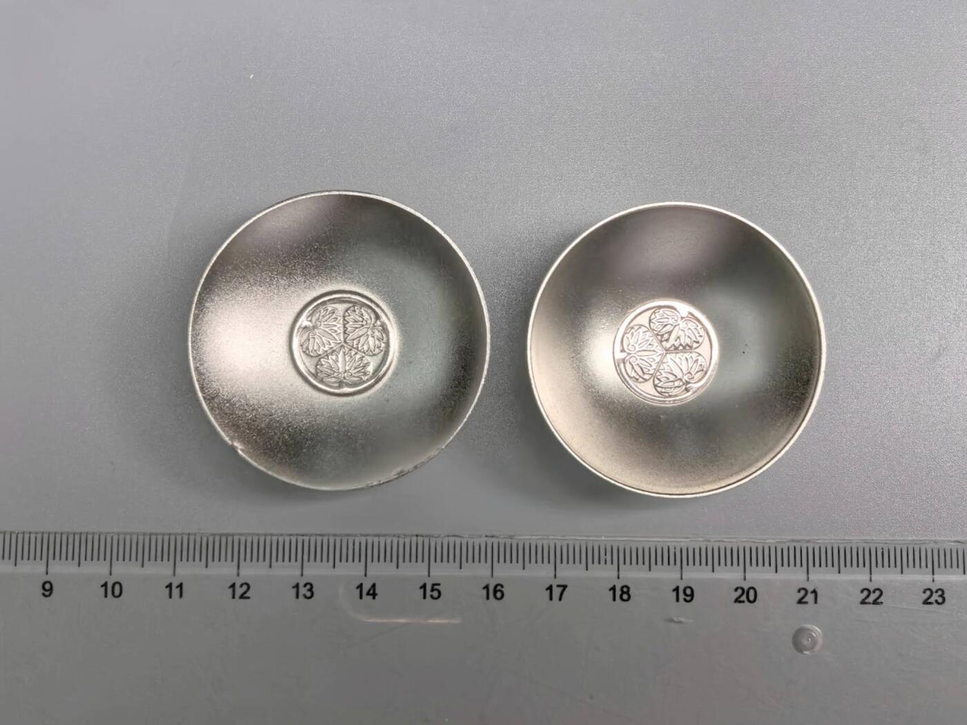 小驴勋章奖章收藏8月30日星期六晚18点拍卖（有偿代拍，送拍规则在简介最后，参拍须阅读规则后再参拍，关系到运费包装发货时效真假辨别等关键信息，店主微信码在最后一拍品） 日本纪念金属酒杯一对