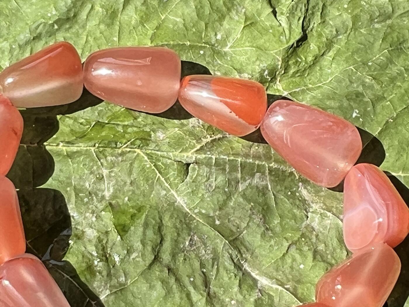 零元拍：清清爽爽粉粉嫩嫩的南红樱桃红随型手串。约31.8克。清凉夏日，小手腕怎么少得了一条美美的手串呢？颜色以实物为准。出价前必须认真读完本简介说明，请谨慎出手。360度无死角拍照，绝不掩盖瑕疵。传图我会传原图让大家尽可能看清拍品，有任何疑问可以微信或者站内提问。