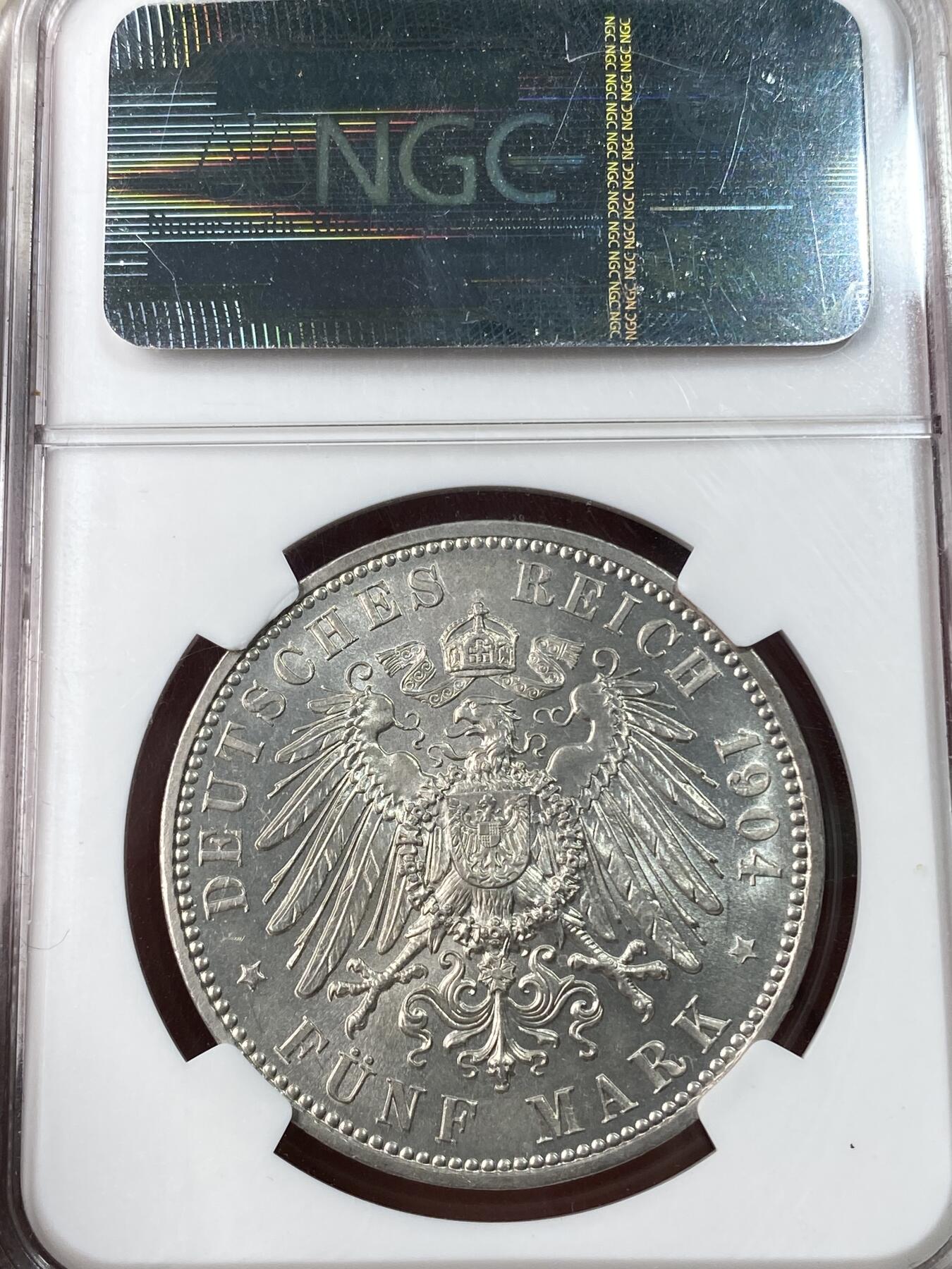 万国钱币拍卖第052期 NGC MS63 1904年德国萨克森乔治国王逝世纪念长翅5马克 银霜转光NGC老盒