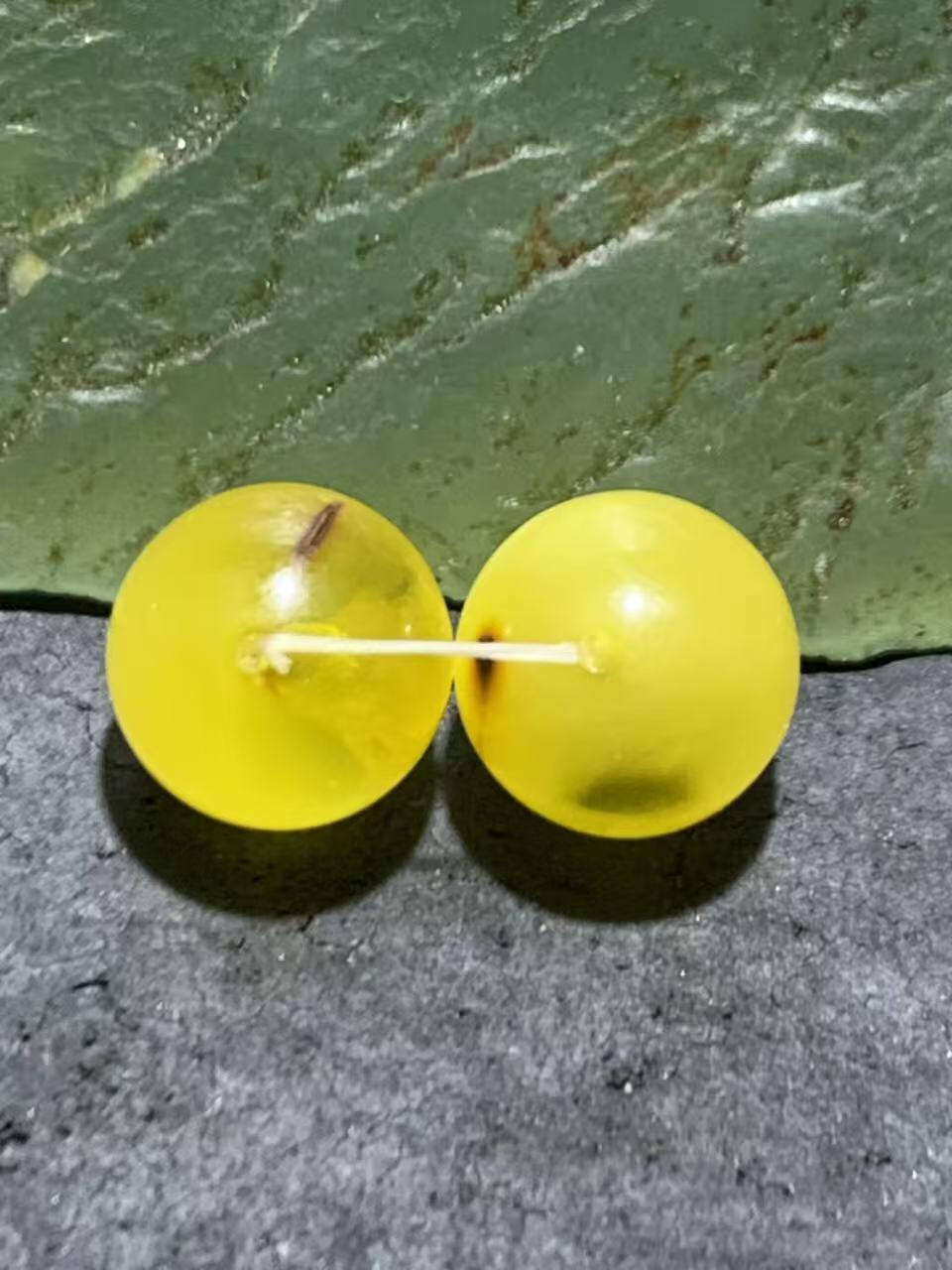 天然乌克兰原矿蜜蜡圆珠一对，。