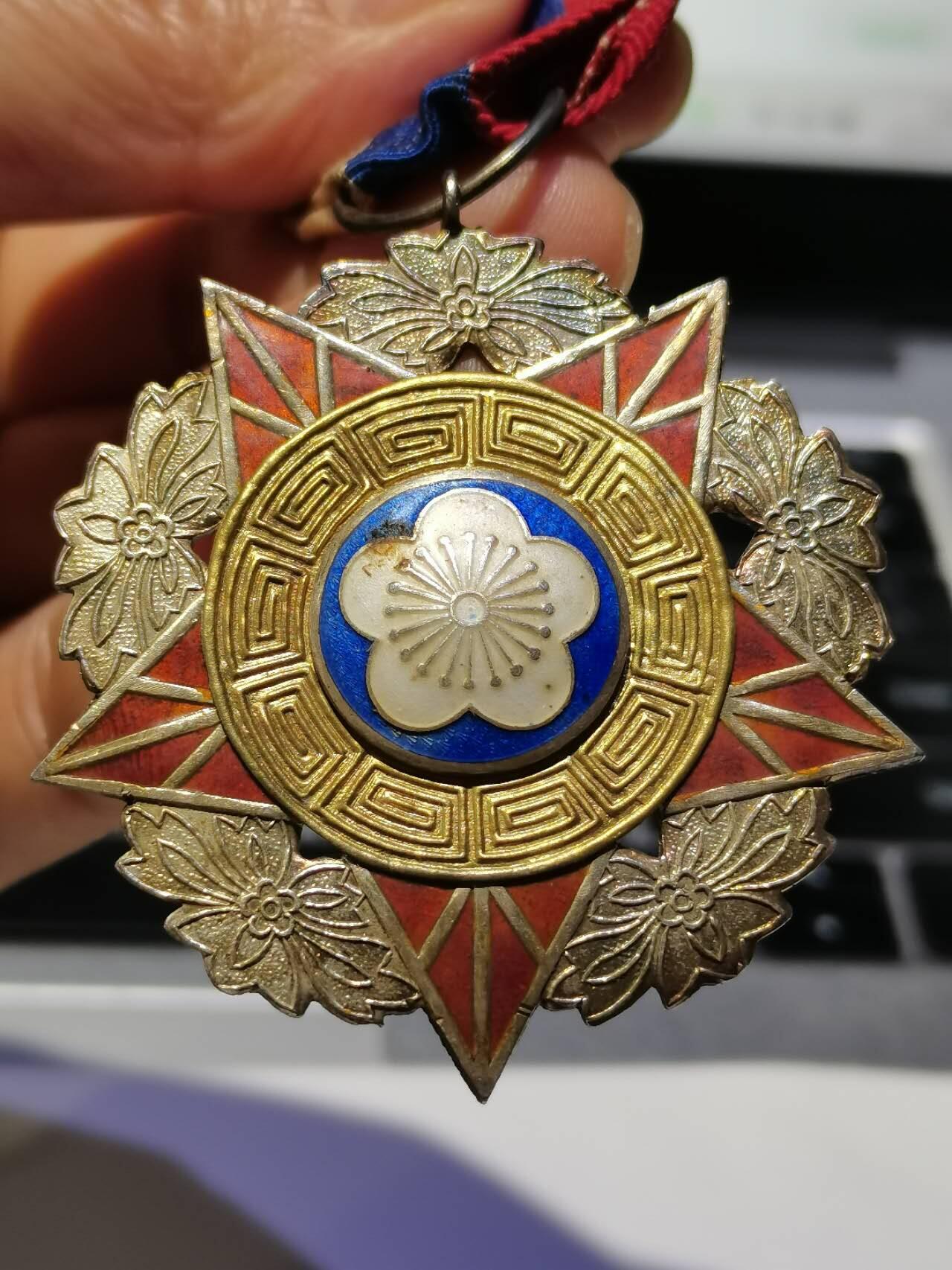 [珍藏世界]奖章一对 甲种一二等 陆海空原绶带