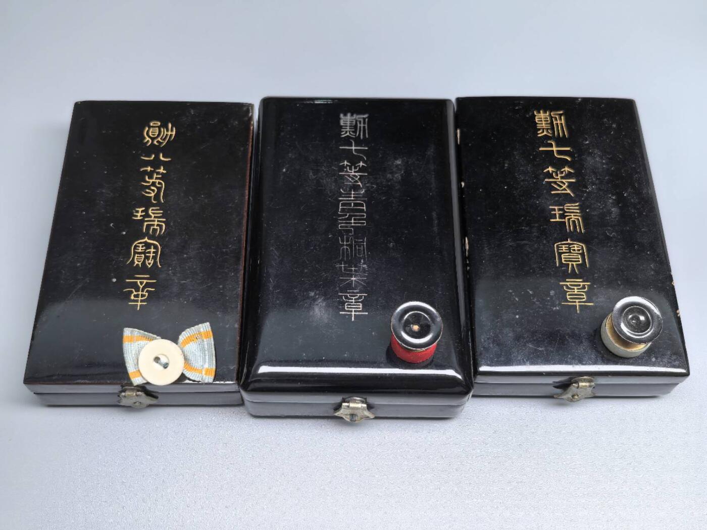 小驴勋章奖章收藏8月30日星期六晚18点拍卖（有偿代拍，送拍规则在简介最后，参拍须阅读规则后再参拍，关系到运费包装发货时效真假辨别等关键信息，店主微信码在最后一拍品） 大漆盒子一组带略
