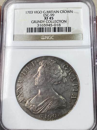 万国钱币拍卖第052期 - NGC XF45 1703年英国安妮女王Vigo克朗 大名鼎鼎的安妮Vigo系列 其铸币银料来自维哥湾海战中英国舰队从缴获自西班牙的战利品 此枚银币也成为了这段历史的见证 主币克朗好品存世凤毛麟角 XF有分已是非常难得 原味淡包浆 著名的Grundy旧藏 越来越贵的品种