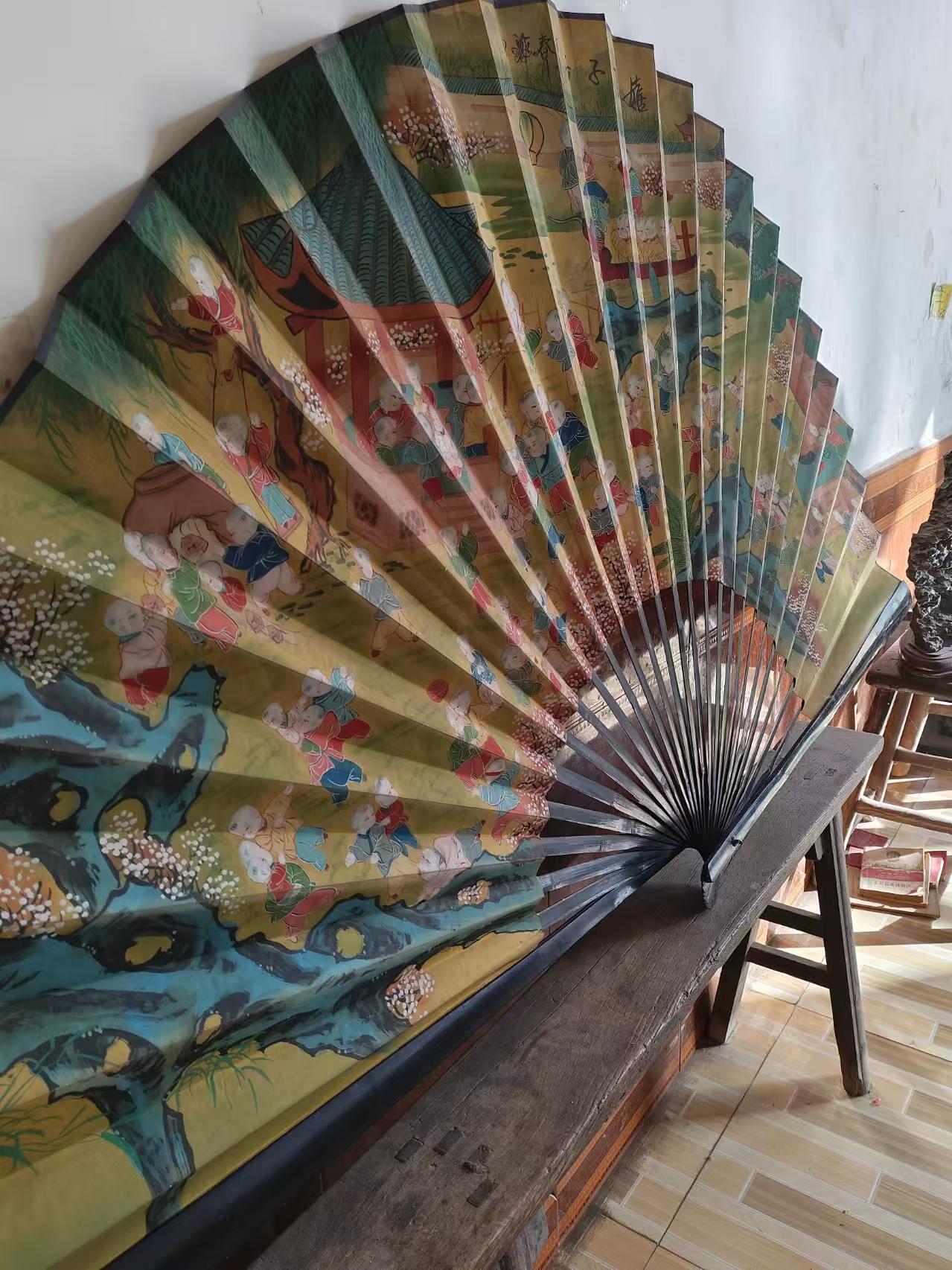 手绘老挂扇：百子图，正面是手绘绢画，背面是老牛皮纸的，展开1.8米高99厘米，品相一流，保老保真