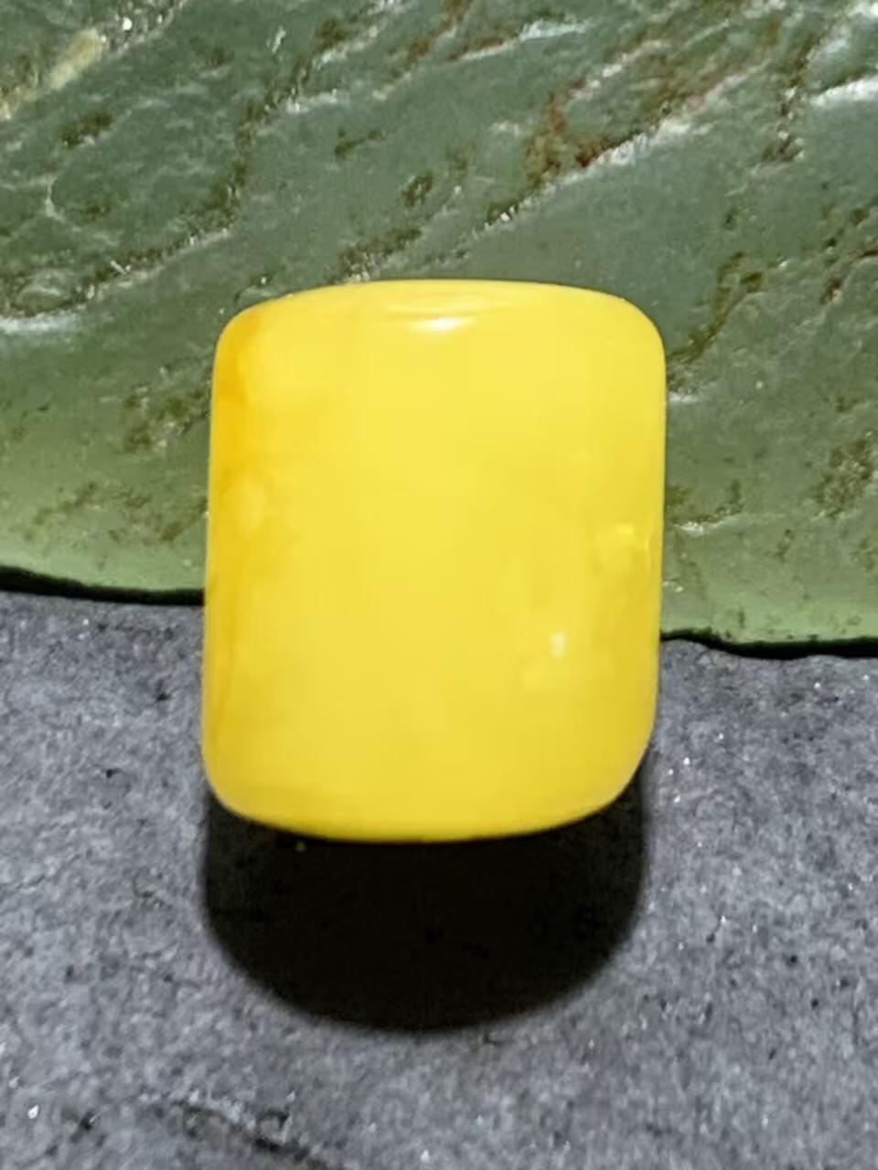 天然乌克兰原矿蜜蜡随形桶珠一颗。