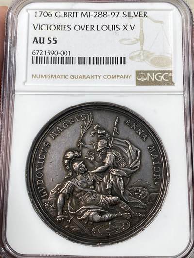万国钱币拍卖第052期 - NGC AU55 1706年英国安妮女王战胜路易十四原铸纪念大银章，直径43毫米，英国章目录：EIMER 421. MI-288-97， NGC唯一记录。 正面是战神Mars（路易十四Louis XIV饰）被密涅瓦Minerva（安妮女王Anne饰）按地暴打；背面雕刻时间1706年及周围十二个相连的盾牌组成的花环，上面写着比利时的城市名称。