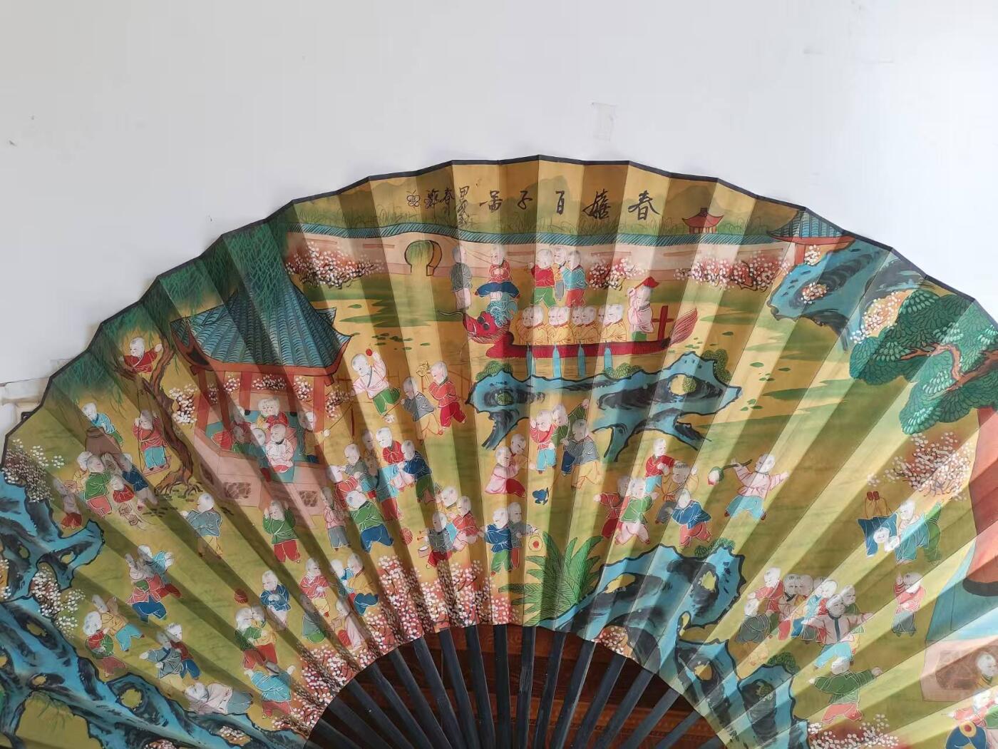 手绘老挂扇：百子图，正面是手绘绢画，背面是老牛皮纸的，展开1.8米高99厘米，品相一流，保老保真