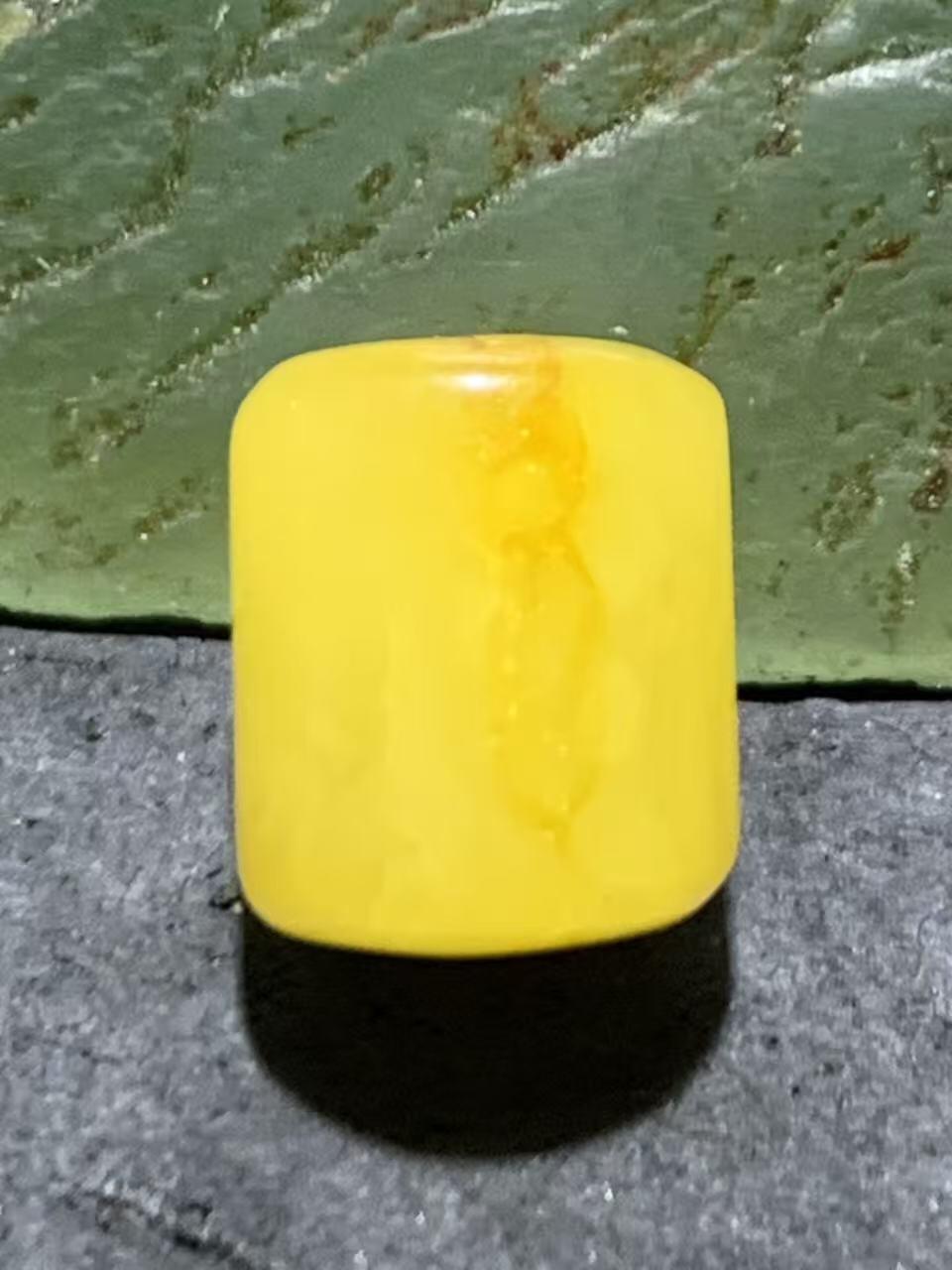 天然乌克兰原矿蜜蜡随形桶珠一颗。