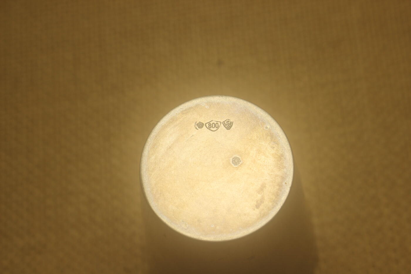 2025.9.2德系主题小拍卖 银质纪念酒杯，底部附星月皇冠800银标，上书致敬战友情谊，汉诺威，1934年10月1日（In dankb. Kameradschaft.Fromelt，Hannover，1.10.34），上边直径5厘米，下边直径3.5厘米，高7.5厘米，重58克，近库存品相