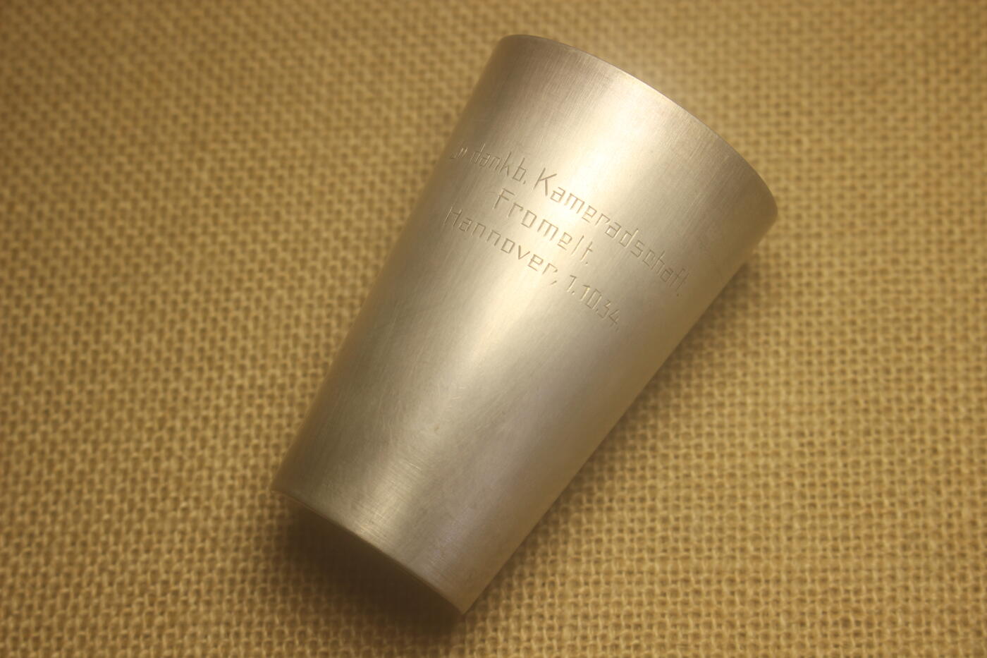 2025.9.2德系主题小拍卖 银质纪念酒杯，底部附星月皇冠800银标，上书致敬战友情谊，汉诺威，1934年10月1日（In dankb. Kameradschaft.Fromelt，Hannover，1.10.34），上边直径5厘米，下边直径3.5厘米，高7.5厘米，重58克，近库存品相