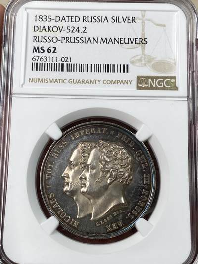 万国钱币拍卖第052期 - NGC MS62 1835年沙皇俄国尼古拉一世与普鲁士王国威廉三世举行联合军演纪念银章 沙皇俄国和普鲁士的骑兵站在看台 后面是军队帐篷 奖章颁发给了演习的参与者 俄国章可以说是章中贵族 好品都非常难得  紫罗兰彩环绕