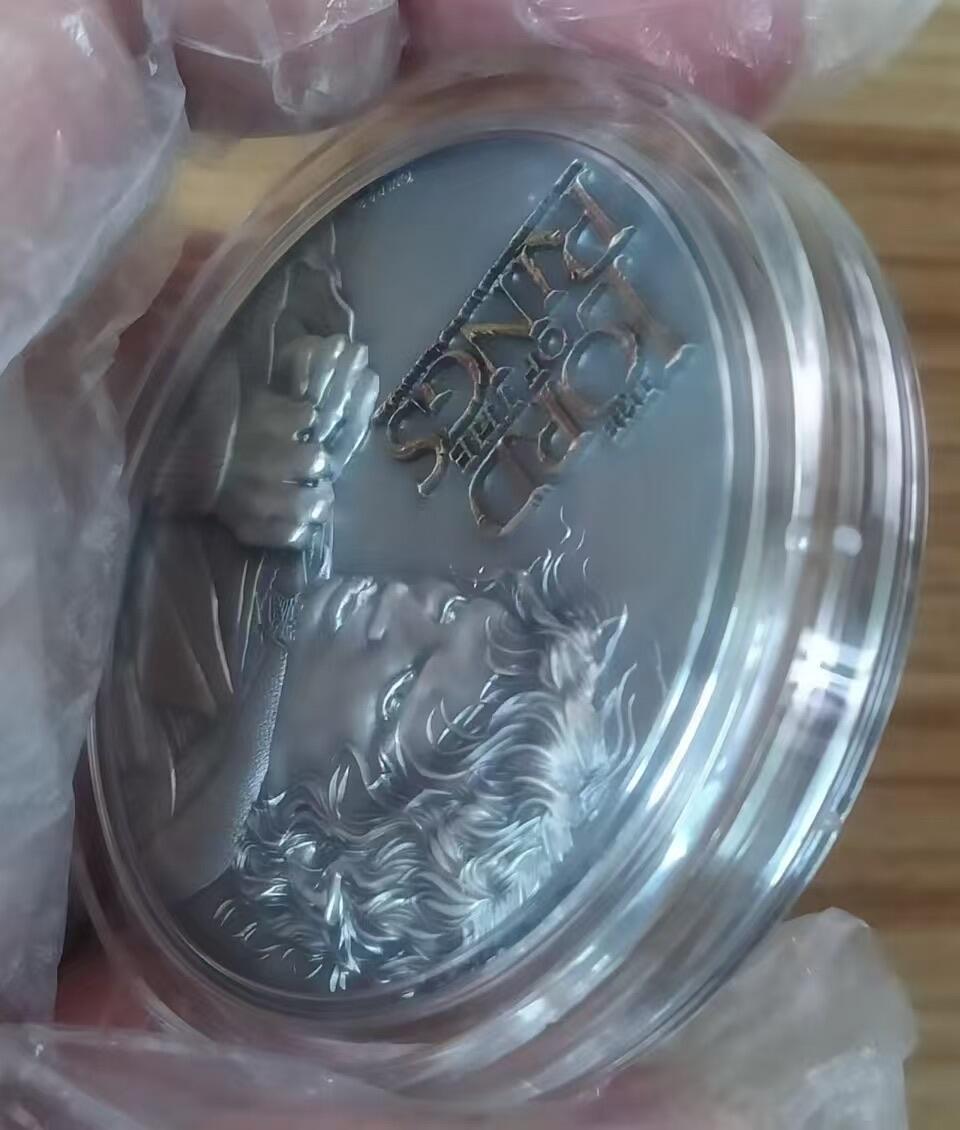 第172期拍卖【长期征集拍品】 【龙头币】库克2022年，指环王人物(1)-弗罗多·巴金斯， 2盎司加大(直径达50mm)、高浮雕仿古、镀金、纪念银币. 盒证全. 龙头币(系列第一枚). 国外售价335美元