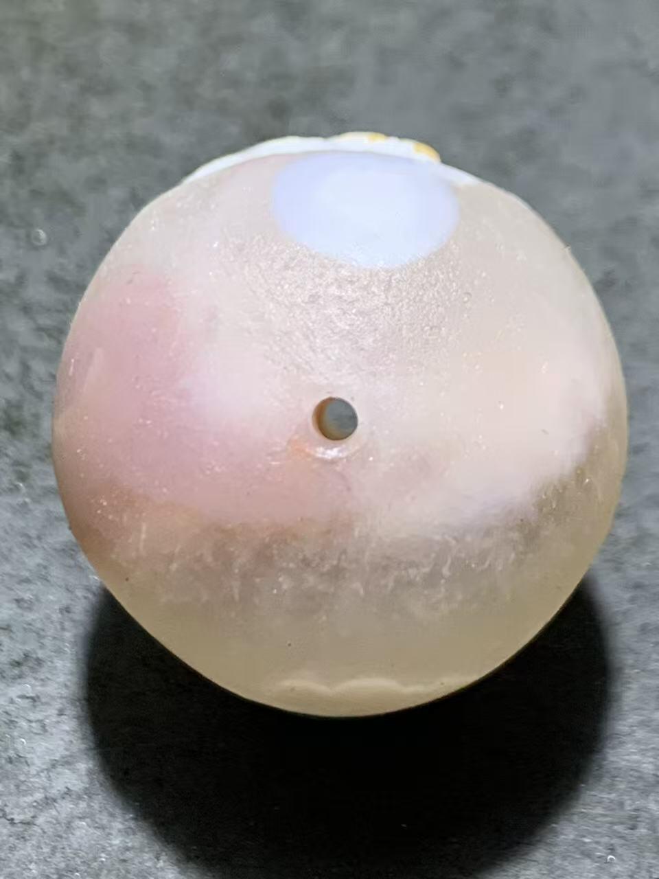 精美冰飘亚光糖心料气泡纹战国红玛瑙手工俏色巧雕蝙蝠随形圆珠一个，