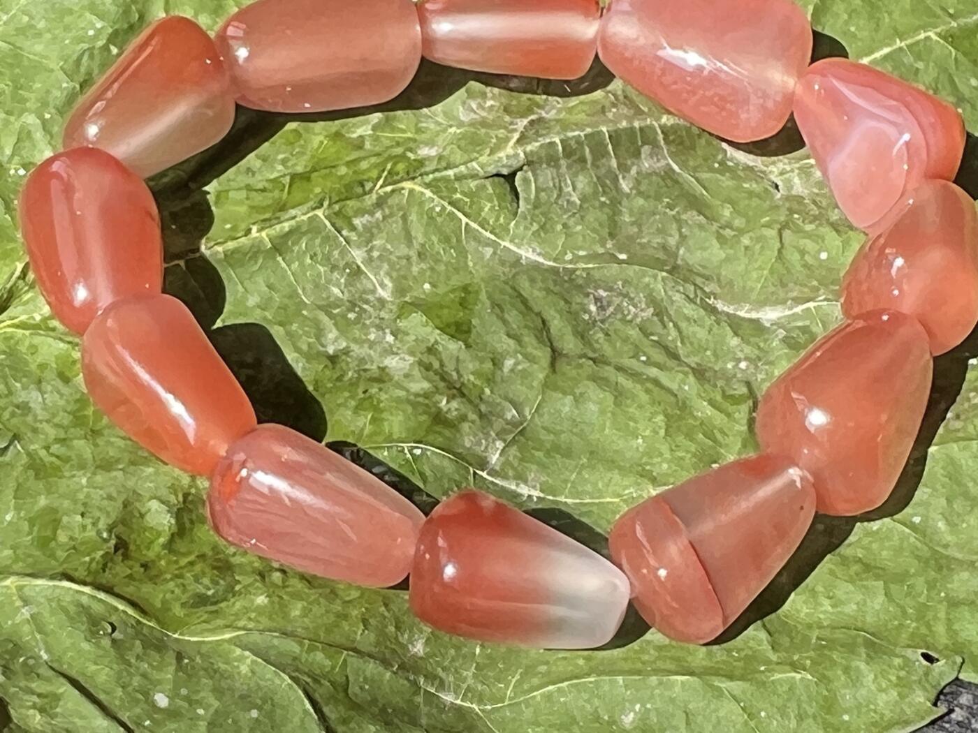 零元拍：清清爽爽粉粉嫩嫩的南红樱桃红随型手串。约31.8克。清凉夏日，小手腕怎么少得了一条美美的手串呢？颜色以实物为准。出价前必须认真读完本简介说明，请谨慎出手。360度无死角拍照，绝不掩盖瑕疵。传图我会传原图让大家尽可能看清拍品，有任何疑问可以微信或者站内提问。