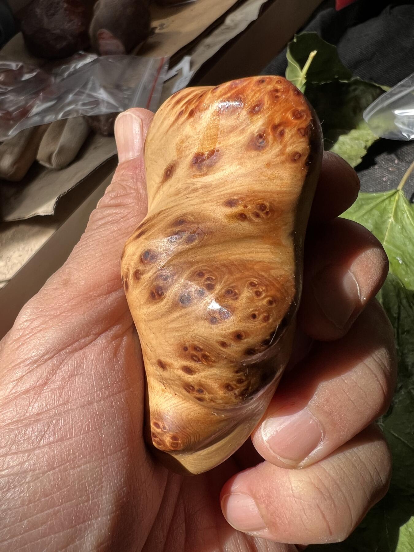 零元拍：崖柏瘤花随型手把件，十年前的存货了，油性极大。因为没有盘玩过，里面的油脂都渗出来了，收到后切记一定戴手套盘玩