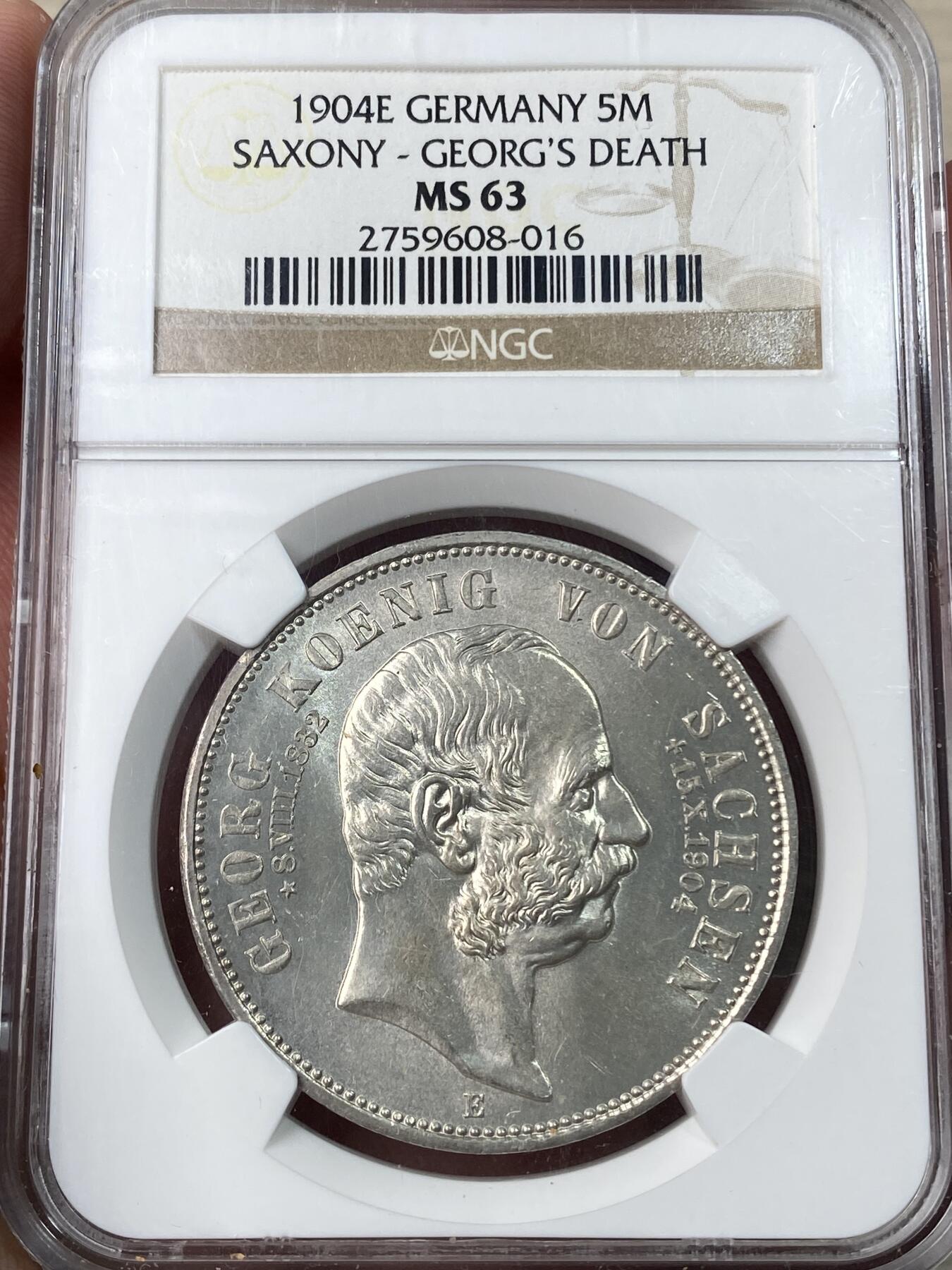 万国钱币拍卖第052期 NGC MS63 1904年德国萨克森乔治国王逝世纪念长翅5马克 银霜转光NGC老盒