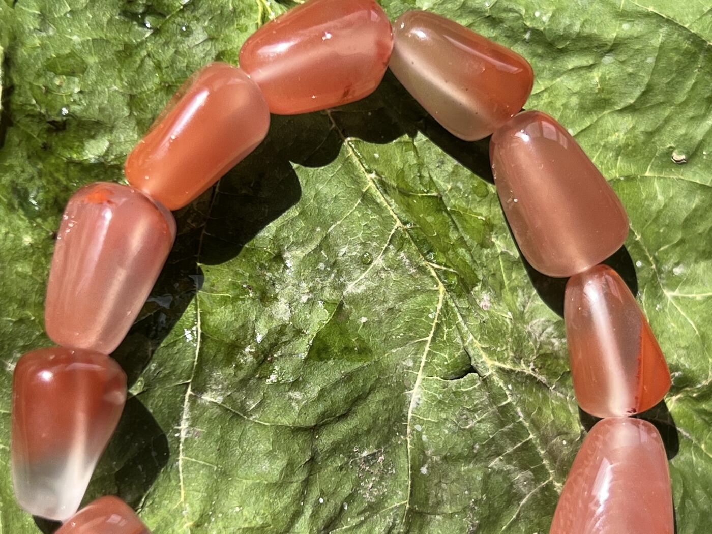 零元拍：清清爽爽粉粉嫩嫩的南红樱桃红随型手串。约31.8克。清凉夏日，小手腕怎么少得了一条美美的手串呢？颜色以实物为准。出价前必须认真读完本简介说明，请谨慎出手。360度无死角拍照，绝不掩盖瑕疵。传图我会传原图让大家尽可能看清拍品，有任何疑问可以微信或者站内提问。