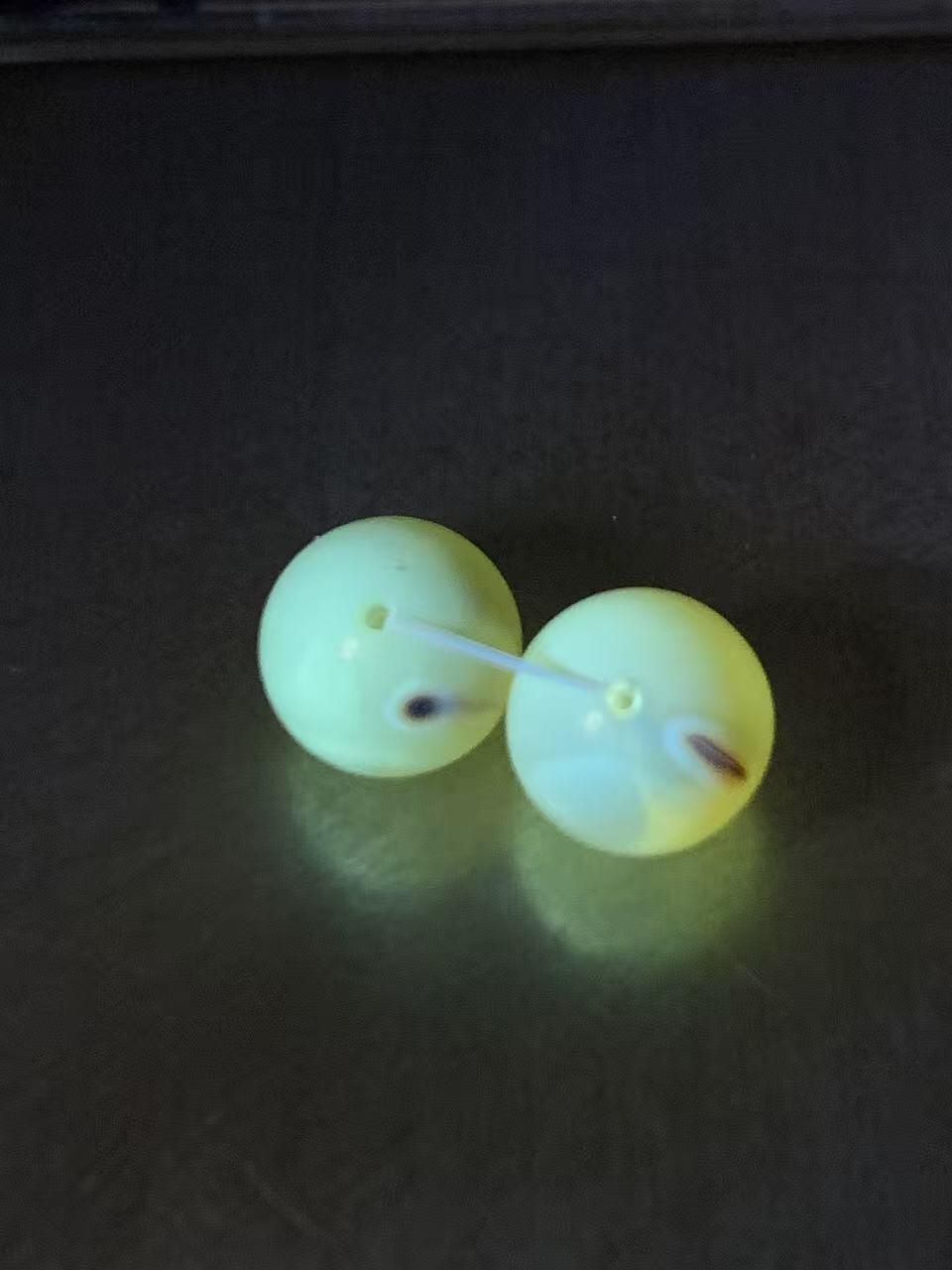 天然乌克兰原矿蜜蜡圆珠一对，。