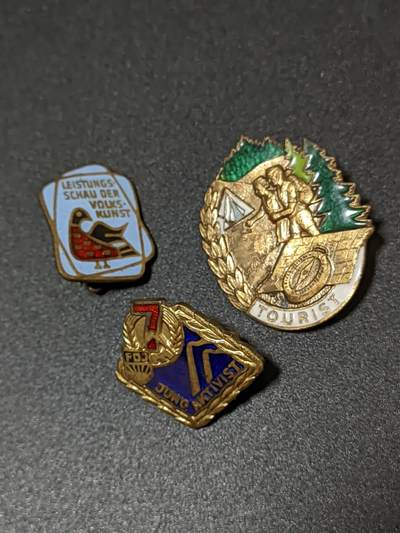 韵星假日拍卖第二十二期 -- Rimey Holidays Auction 22 - 民主德国民间艺术表演、台尔曼青年团六月积极活动家、旅游协会证章一组