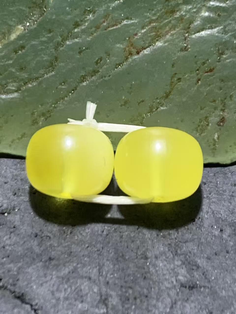 天然乌克兰原矿蜜蜡老形桶珠腰珠两颗。！