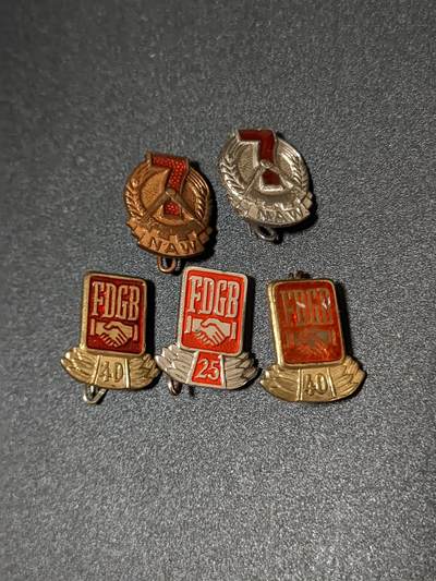 韵星假日拍卖第二十二期 -- Rimey Holidays Auction 22 - 民主德国工会四十年荣誉会员徽章两枚，二十五年一枚，七年计划徽章银、铜级两枚 稀少早期版本