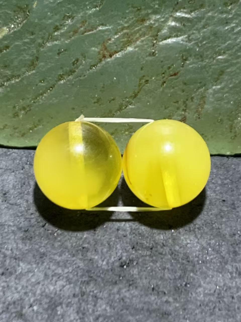 天然乌克兰原矿蜜蜡圆珠一对，。