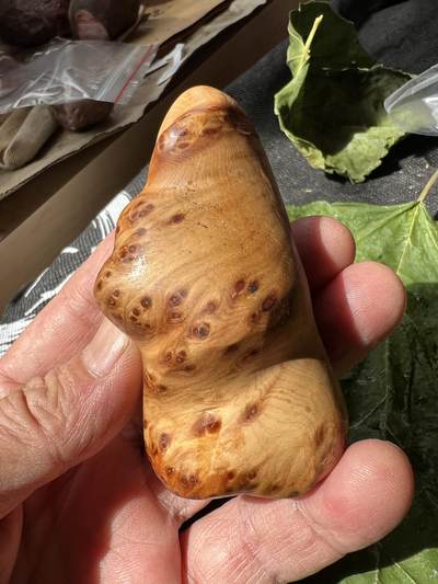 零元拍：崖柏瘤花随型手把件，十年前的存货了，油性极大。因为没有盘玩过，里面的油脂都渗出来了，收到后切记一定戴手套盘玩 - 零元拍：崖柏瘤花随型手把件，十年前的存货了，油性极大。因为没有盘玩过，里面的油脂都渗出来了，收到后切记一定戴手套盘玩