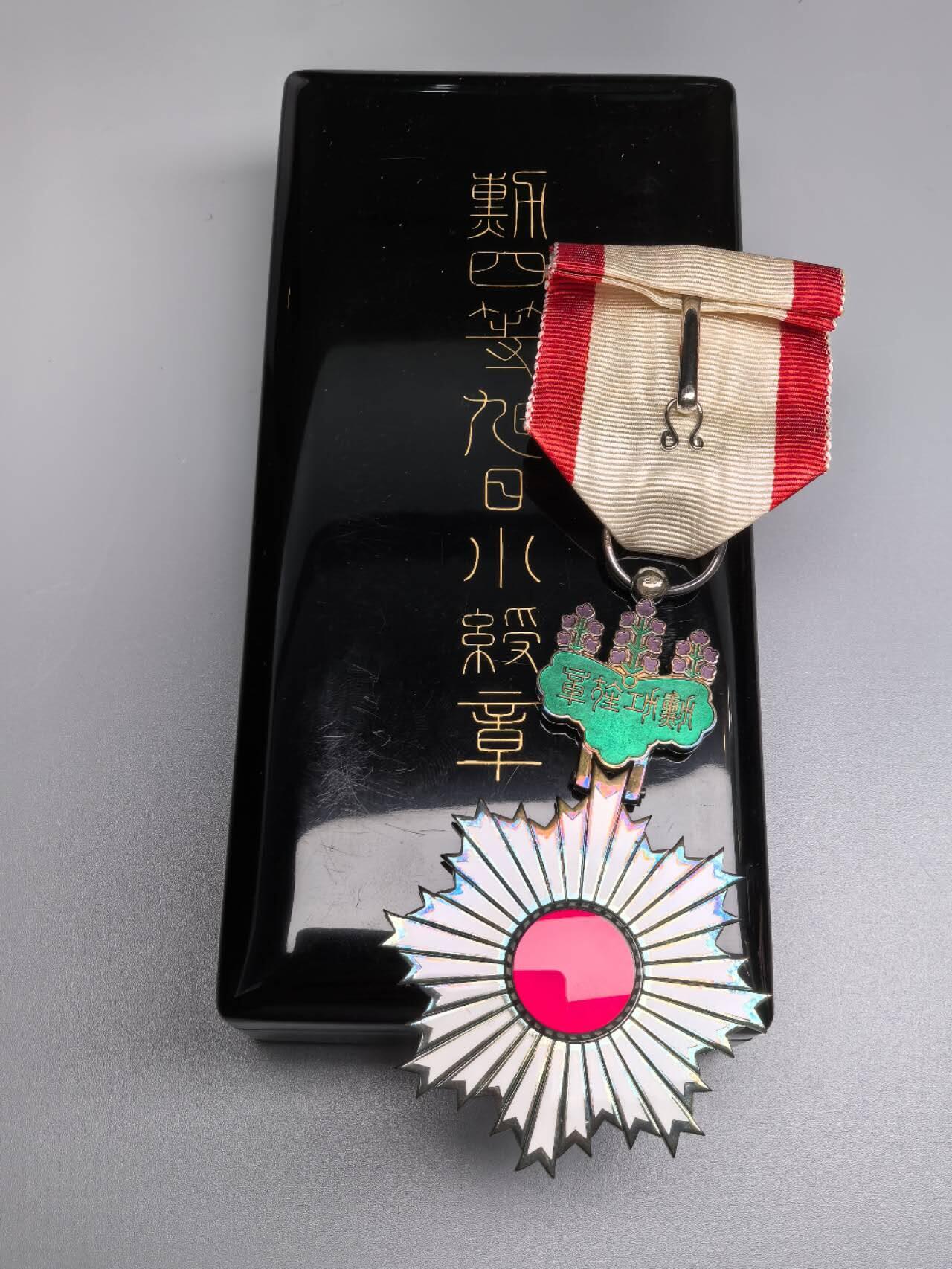 小驴勋章奖章收藏8月30日星期六晚18点拍卖（有偿代拍，送拍规则在简介最后，参拍须阅读规则后再参拍，关系到运费包装发货时效真假辨别等关键信息，店主微信码在最后一拍品） 勋四等旭日小绶章，银质七宝烧