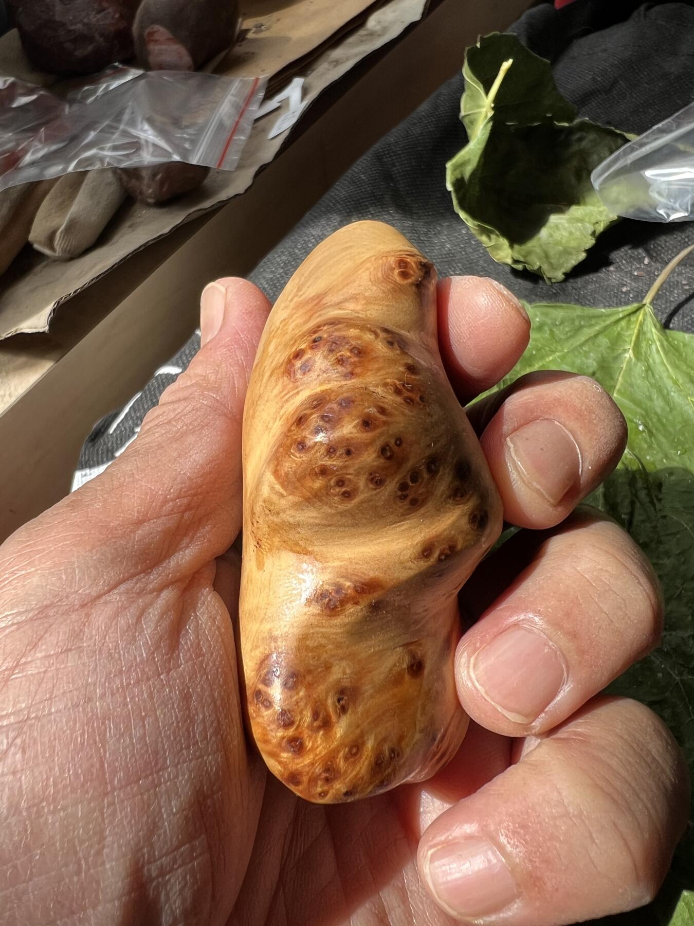 零元拍：崖柏瘤花随型手把件，十年前的存货了，油性极大。因为没有盘玩过，里面的油脂都渗出来了，收到后切记一定戴手套盘玩