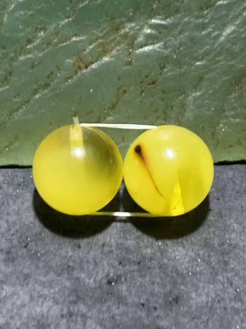天然乌克兰原矿蜜蜡圆珠一对，。