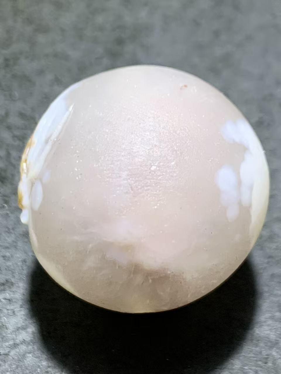 精美冰飘亚光糖心料气泡纹战国红玛瑙手工俏色巧雕蝙蝠随形圆珠一个，