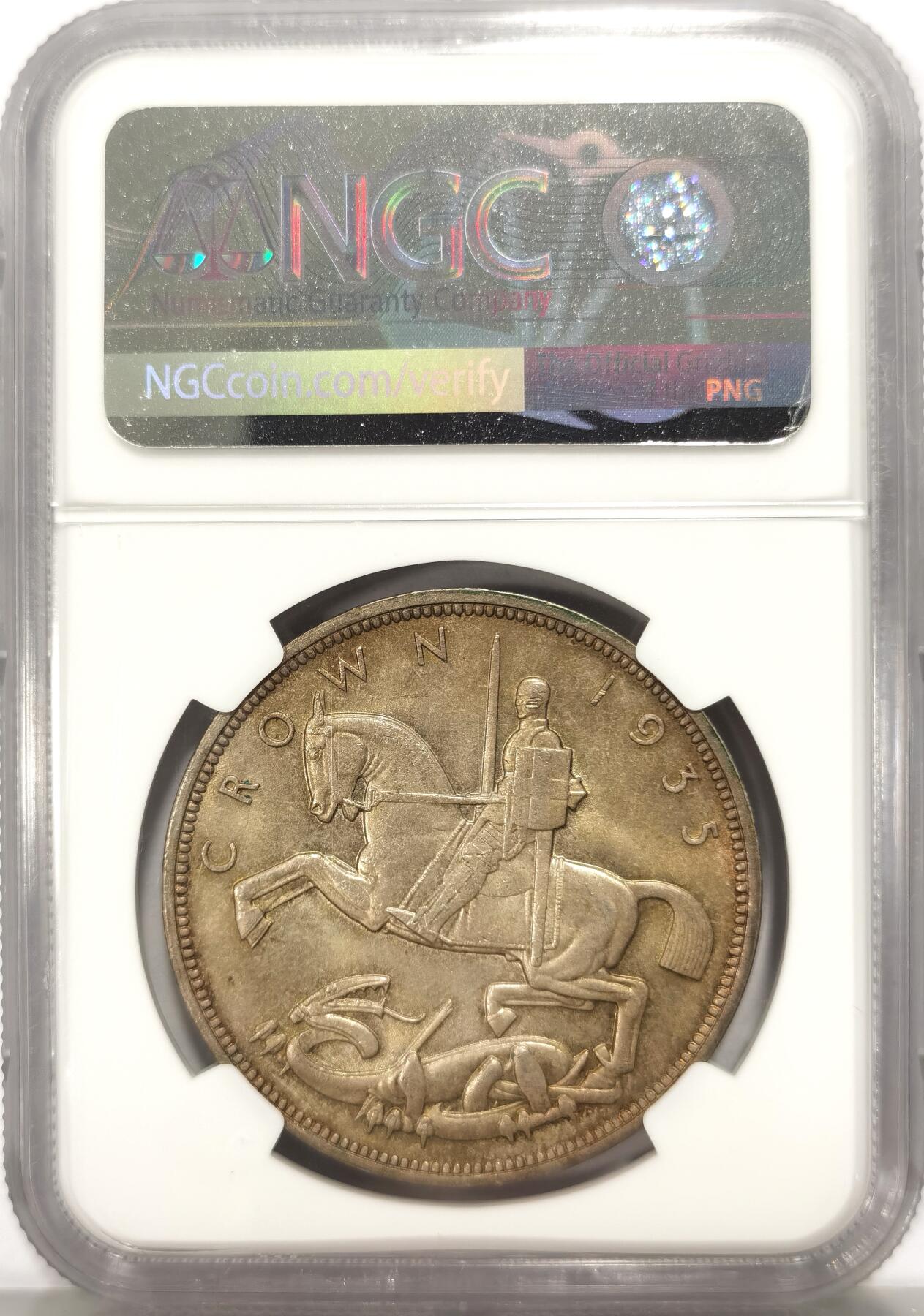 博洋堂世界钱币拍卖第136期（全场包邮） NGC MS65 1935年英国乔治五世木马剑一克朗银币 原汁原味的欧洲酱彩包浆，正反一层非常漂亮的橄榄色包浆，双面皆有细腻美丽的包浆。麦稀奇此前普遍成交价含佣金在1300元左右