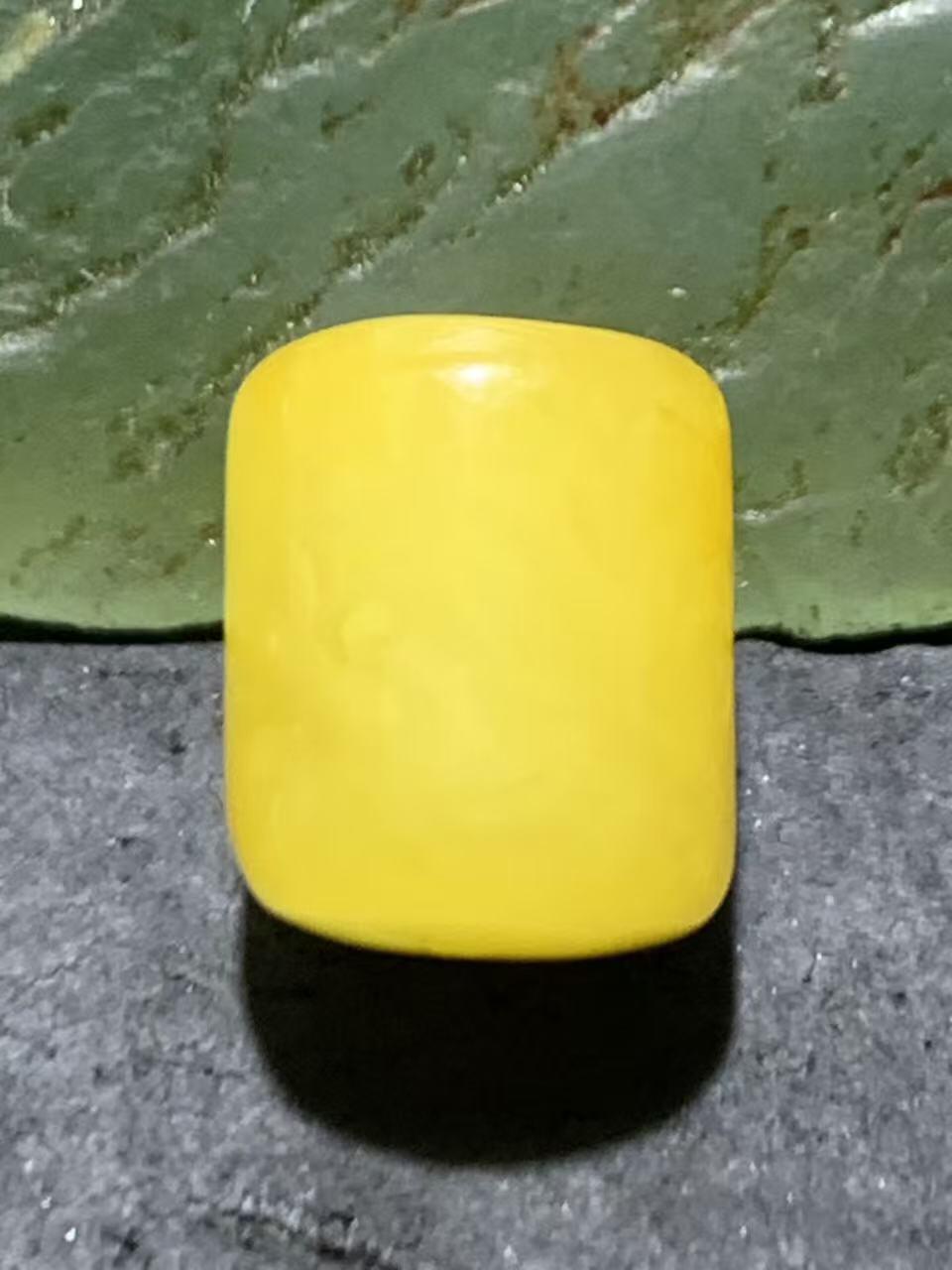 天然乌克兰原矿蜜蜡随形桶珠一颗。