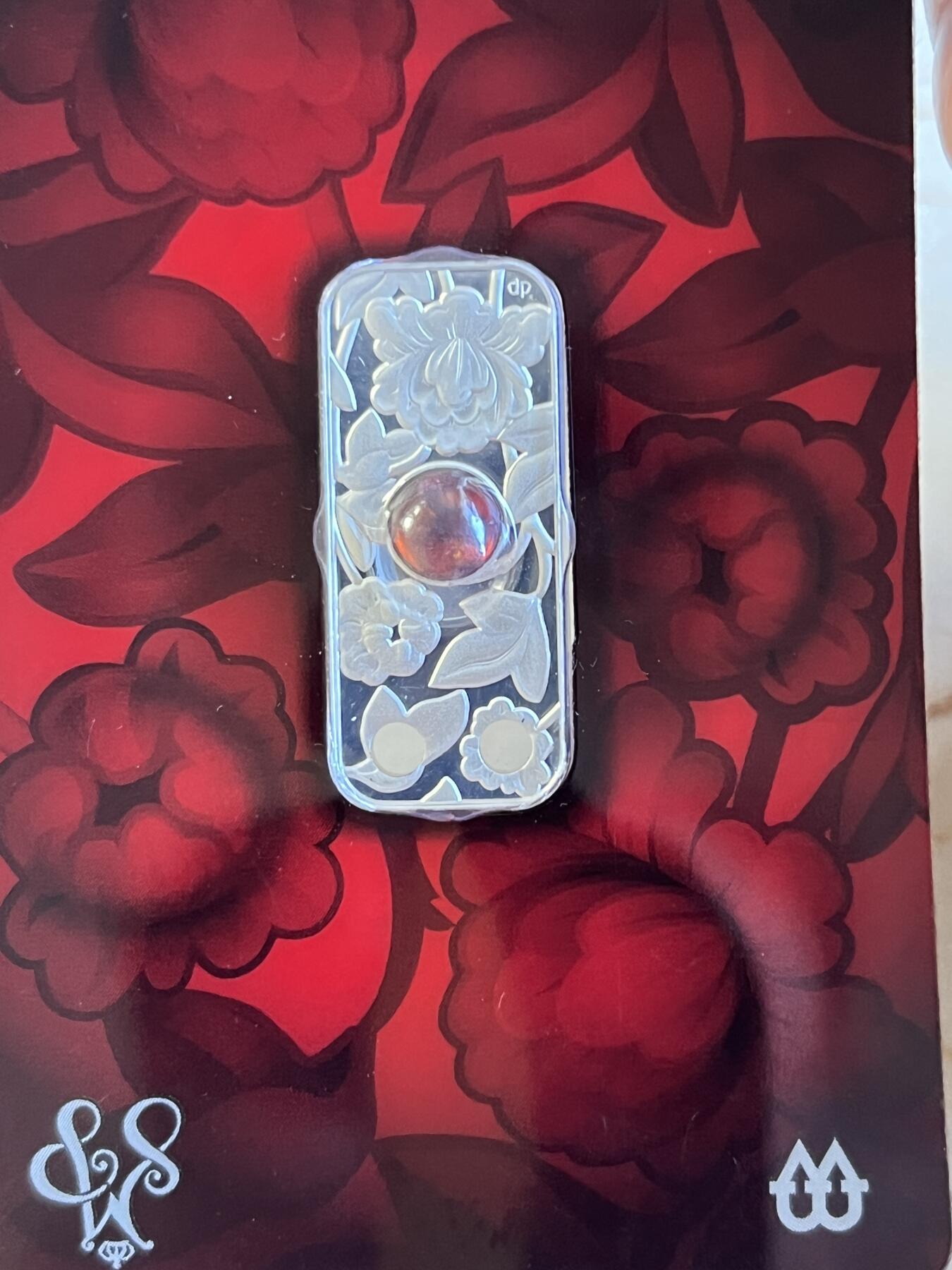 第173期拍卖【长期征集拍品】 卡装纽埃2011年珠宝系列花卉镶嵌琥珀条形银币吊坠，925银，10克，发行500枚