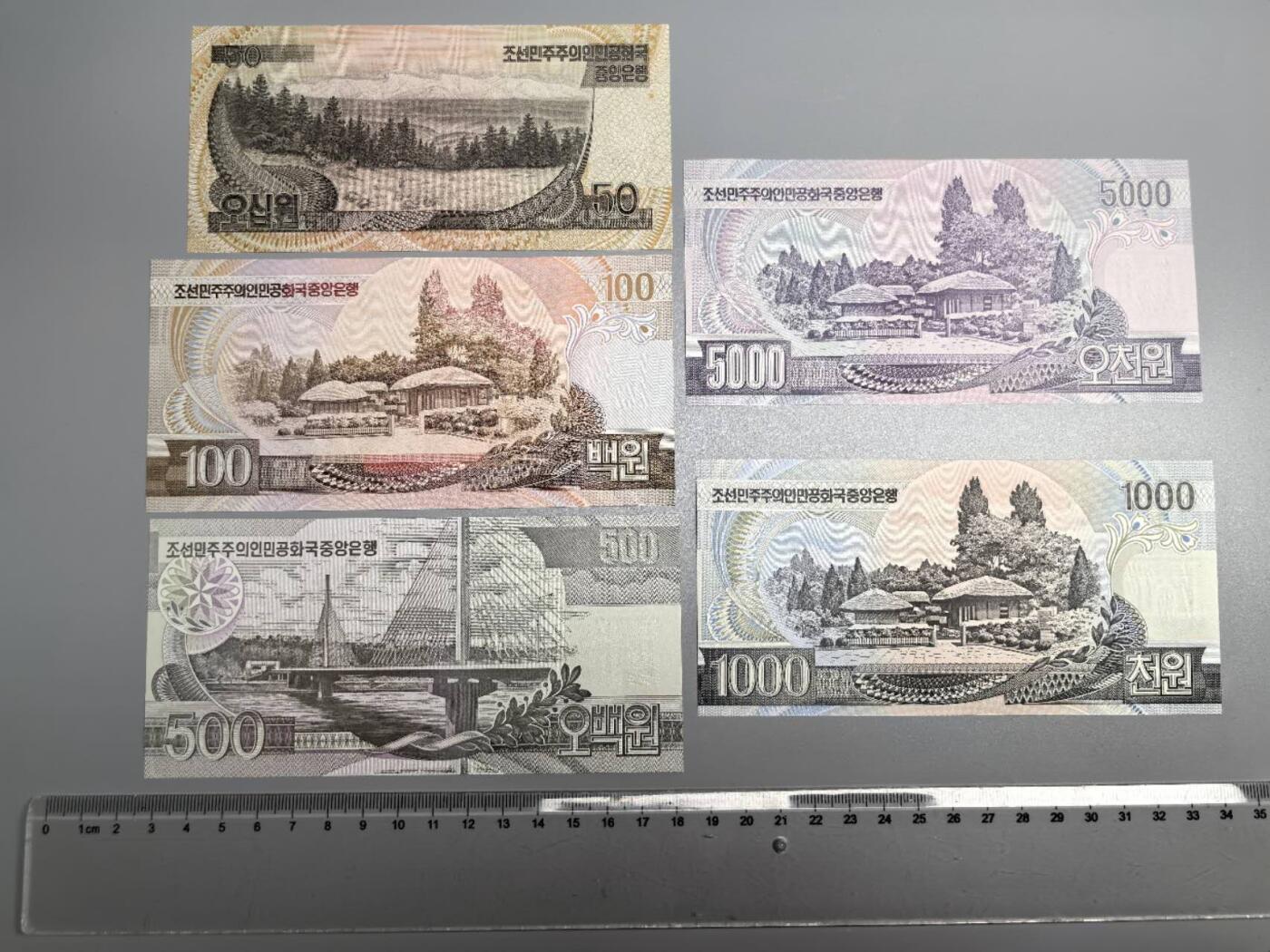 小驴勋章奖章收藏8月30日星期六晚18点拍卖（有偿代拍，送拍规则在简介最后，参拍须阅读规则后再参拍，关系到运费包装发货时效真假辨别等关键信息，店主微信码在最后一拍品） 曹县纪念币纸币一组，崭新，很刺眼