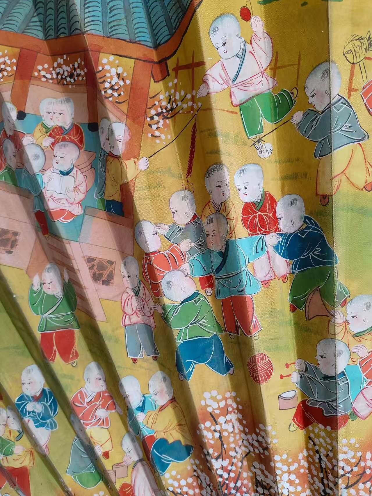 手绘老挂扇：百子图，正面是手绘绢画，背面是老牛皮纸的，展开1.8米高99厘米，品相一流，保老保真