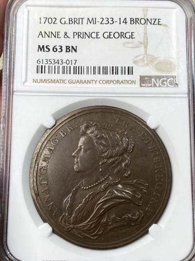 万国钱币拍卖第052期 - NGC MS63 1702年英国斯图加特王朝安妮女王和乔治王子纪念大铜章 以纪念乔治王子晋升为三军总司令和海军上将勋爵发行 罕见铜制稀缺品种 