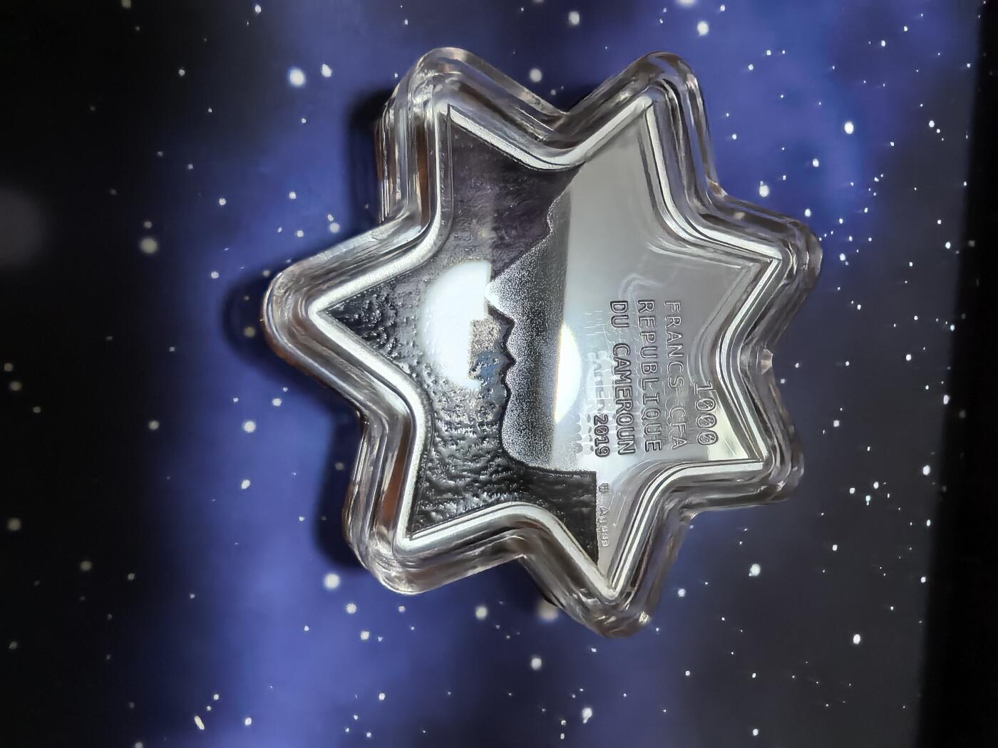 长老汇蛇年精选第四十一场拍卖 七夕佳品! 2019喀麦隆幸运星座1000法郎七角形精制银币，双面彩色施华洛水晶，盒证全，500枚